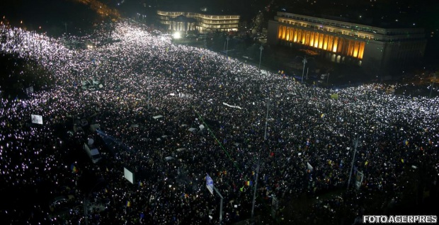protest-la-guvern-manifestantii-au-aprins-piata-victoriei-cu-ecranele-telefonelor-mobile-si-cu-432355