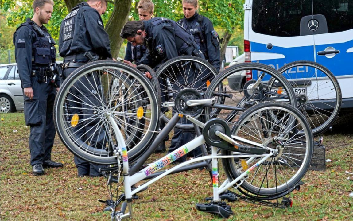 security Declaration bring the action Zeci de biciclete furate de români în Germania. Hoții nu scapă de pedeapsă  nici dacă fug în țară