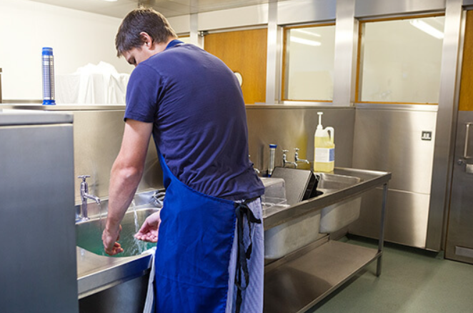cele mai prost platite profesii în 2021 - ajutor în bucătărie