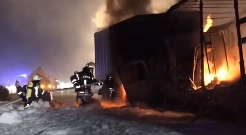 Sfârșit înfiorător pentru un șofer român de TIR. A ars de viu în cabină după impactul cu alte camioane