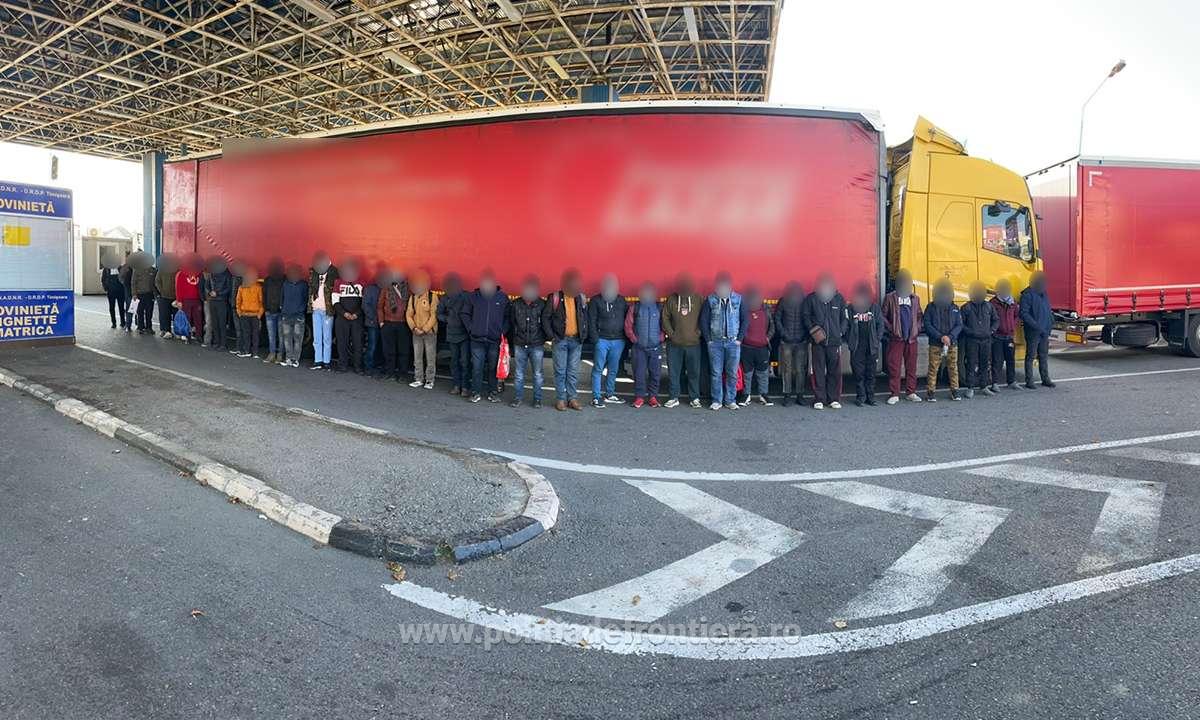 Zeci de migranți, depistați într-un TIR condus de un român care efectua un transport în Germania