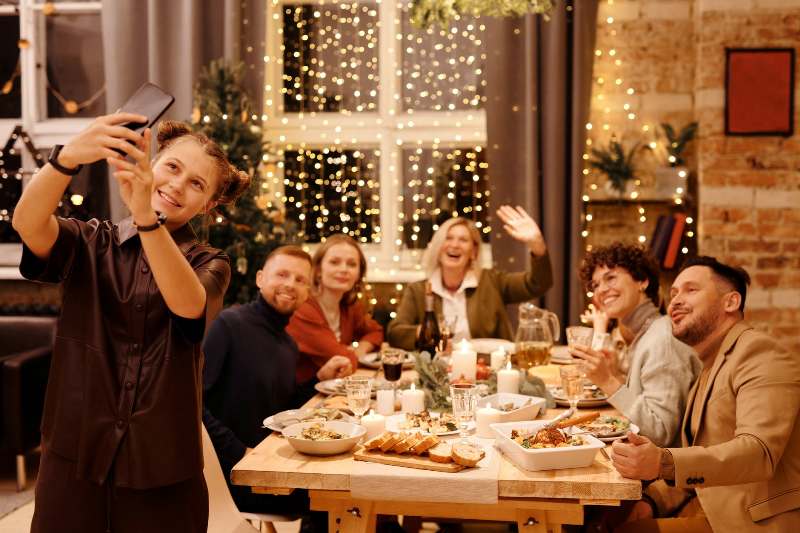 Germania, experții avertizează: „Țineți petrecerile de Crăciun online, stați acasă!”