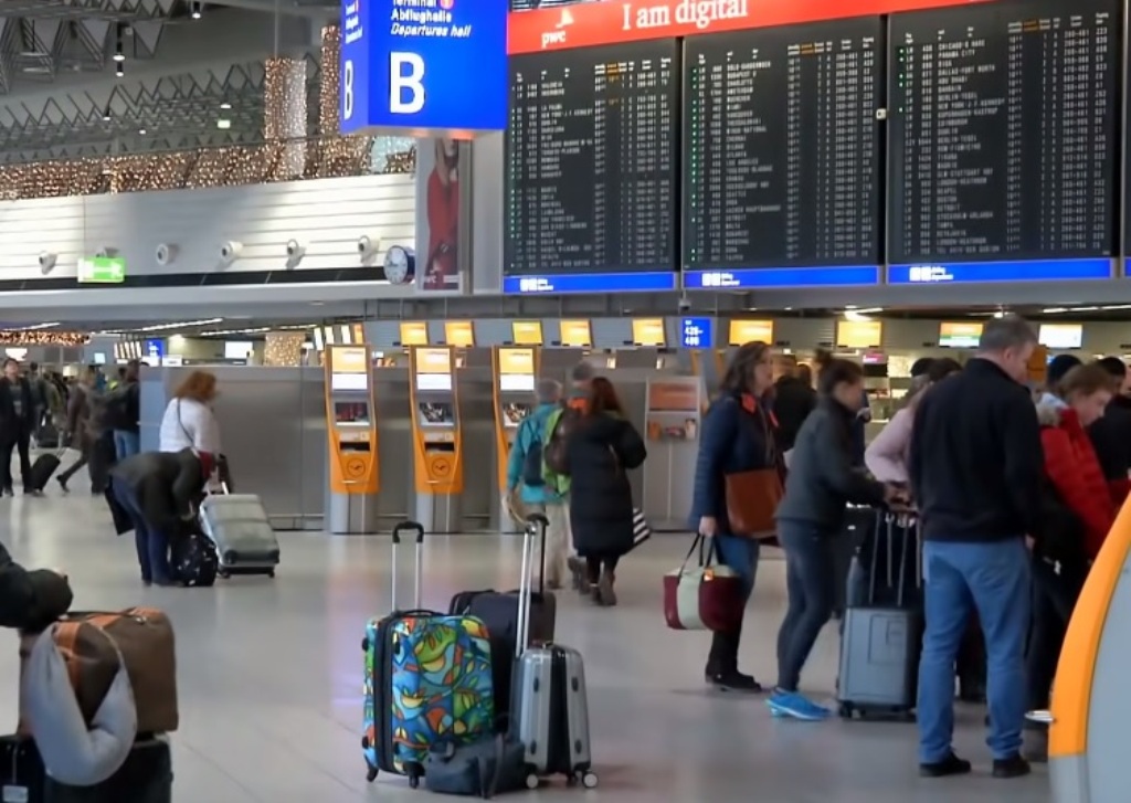 Aeroport Frankfurt circ cu români