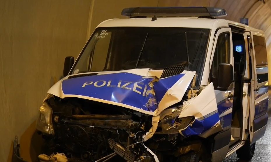 Mașini de poliție distruse în Germania