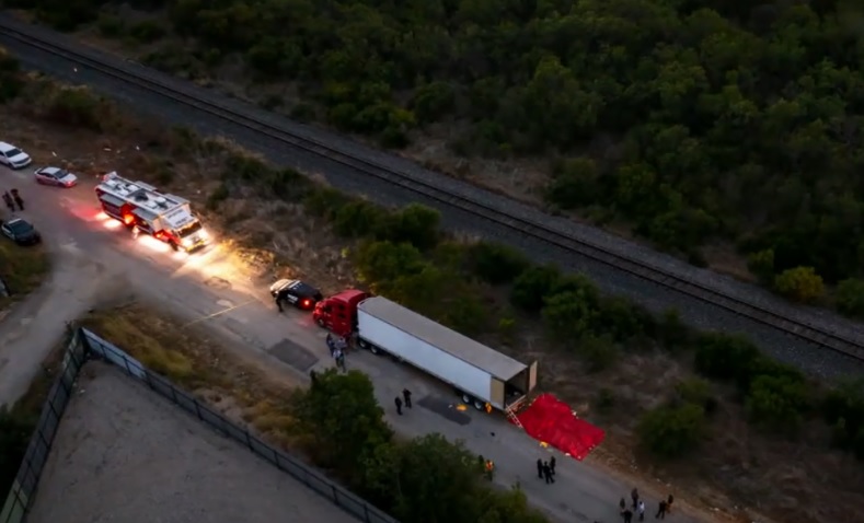 Zeci de migranți găsiți morți într-un camion