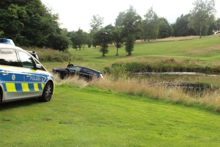 Accident Germania şoferiţă intrat teren golf