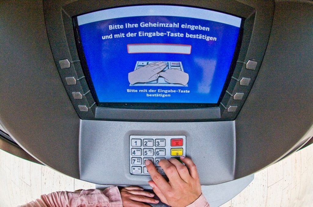 Metoda „furculița” la bancomate din Germania