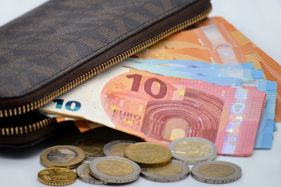 Creștere a salariului minim în Olanda. Angajații din Olanda plătiți cu salariul minim vor beneficia de o mărire a venitului net lunar