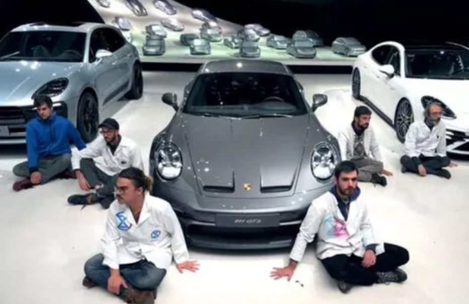 Activiști de mediu lipiți de podea la reprezentanță Porsche