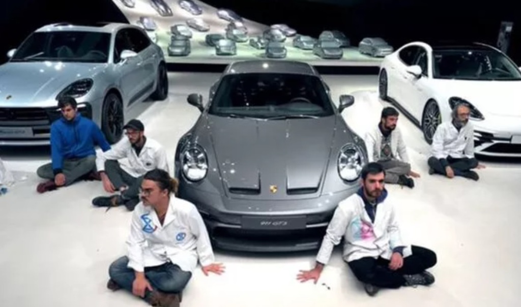 Activiști de mediu lipiți de podea la reprezentanță Porsche