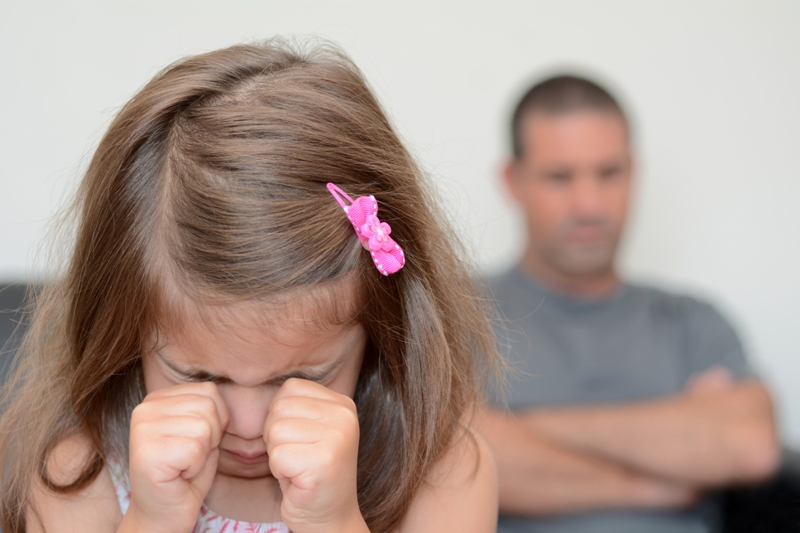 Fetiță abuzată de tată în Germania.