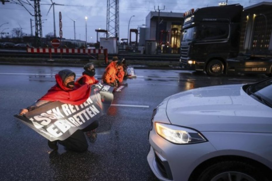 Activiștii climatici vor să paralizeze autostrăzile din jurul orașului München. Acest lucru ar putea cauza haos în trafic. Politicienii