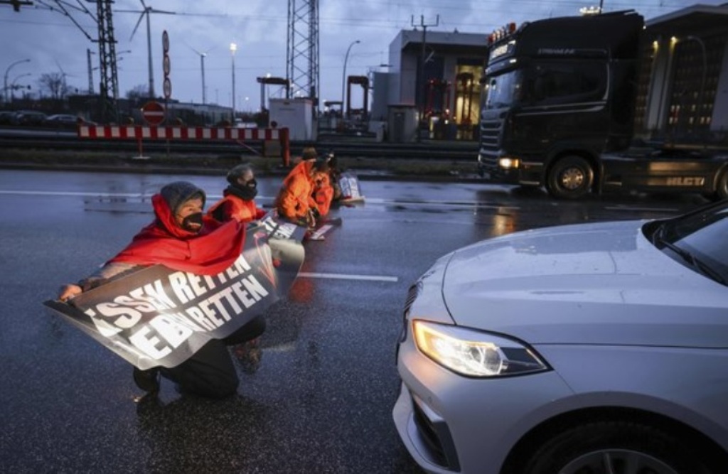 Activiștii climatici vor să paralizeze autostrăzile din jurul orașului München. Acest lucru ar putea cauza haos în trafic. Politicienii