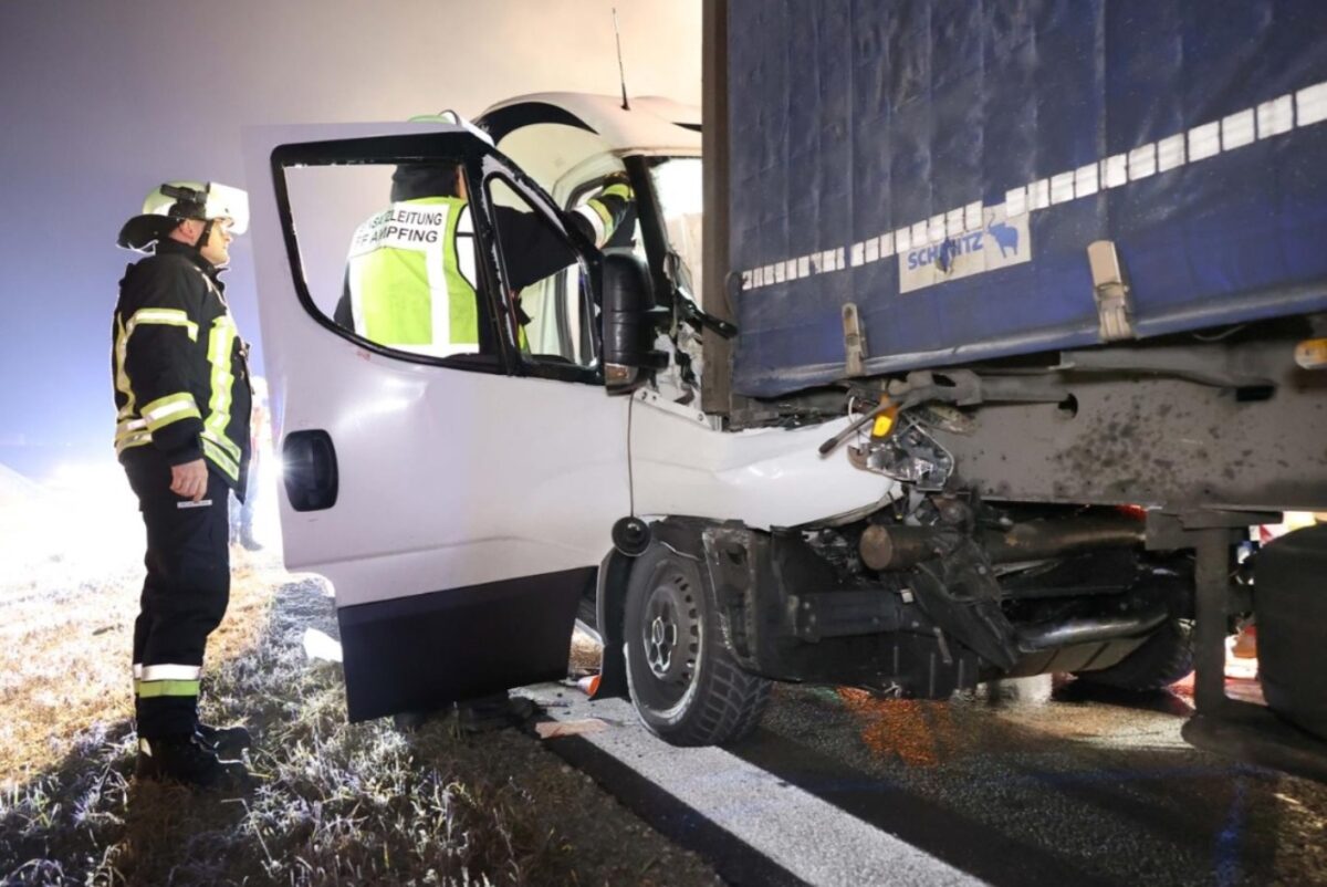 Români răniți grav într-un accident pe A94 în Germania