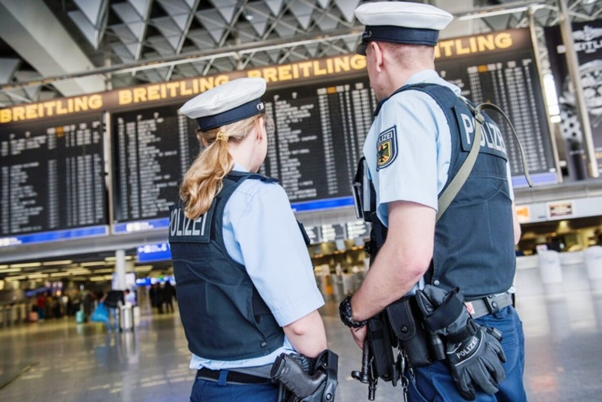 Români cu amenzi neplătite depistați în aeroport