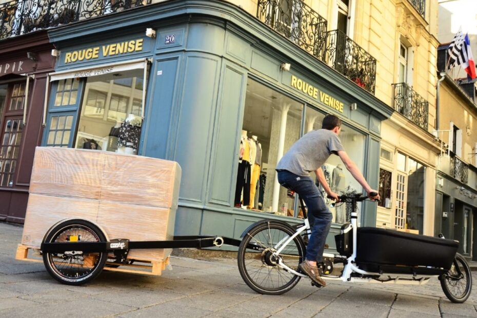 Curieri pe biciclete cu remorcă în Belgia