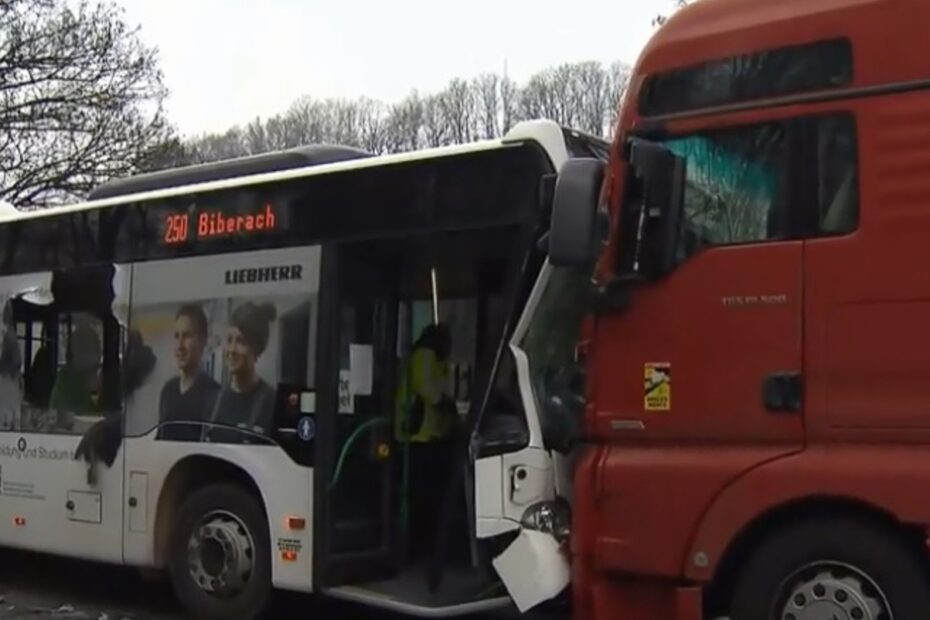 Coliziune între un autobuz și un camion în Germania