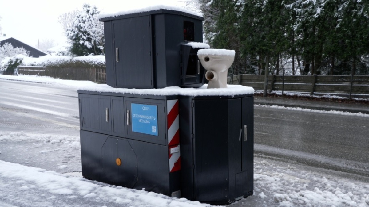 Radar acoperit cu un WC în Germania