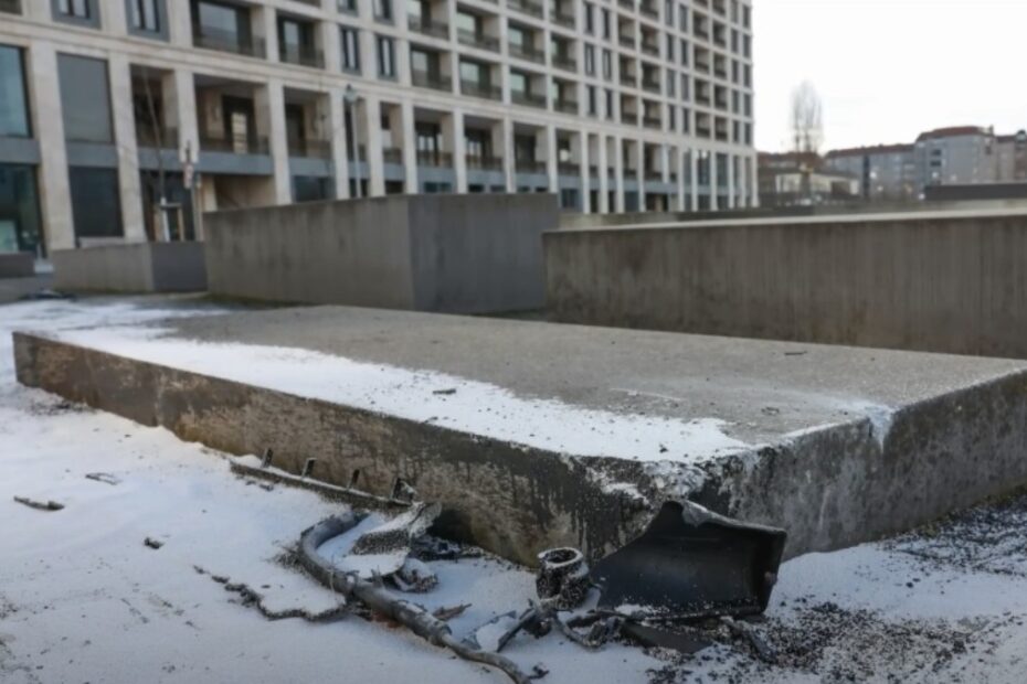 o mașină a intrat într-un bloc de beton de la Memorialul Holocaustului