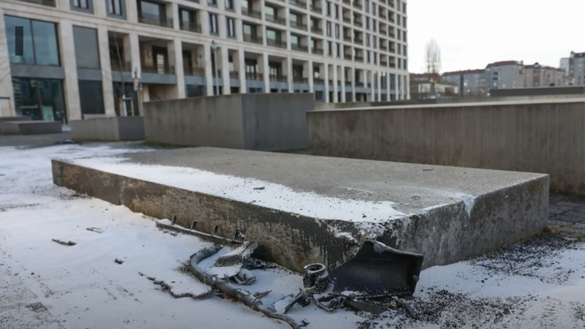 o mașină a intrat într-un bloc de beton de la Memorialul Holocaustului