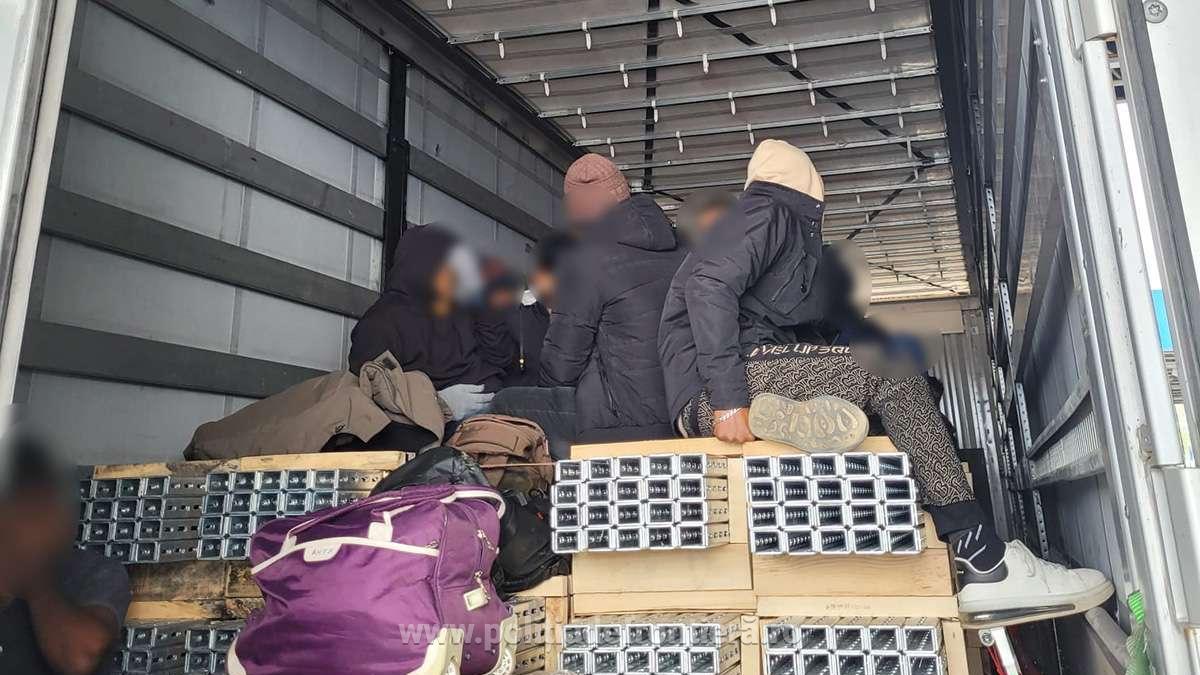 Migranți depistați într-un camion cu destinația Germania 