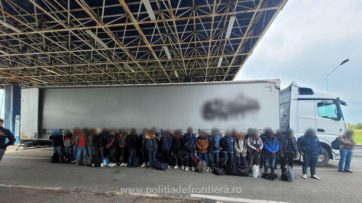 Migranți depistați într-un camion cu destinația Germania