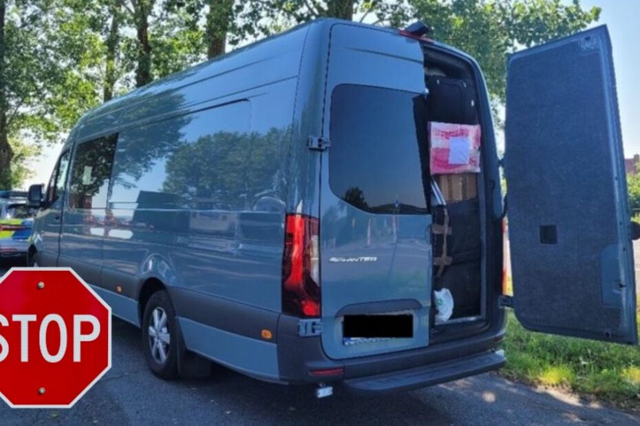 Români care reveneau de la muncă din Germania cu microbuzul blocați