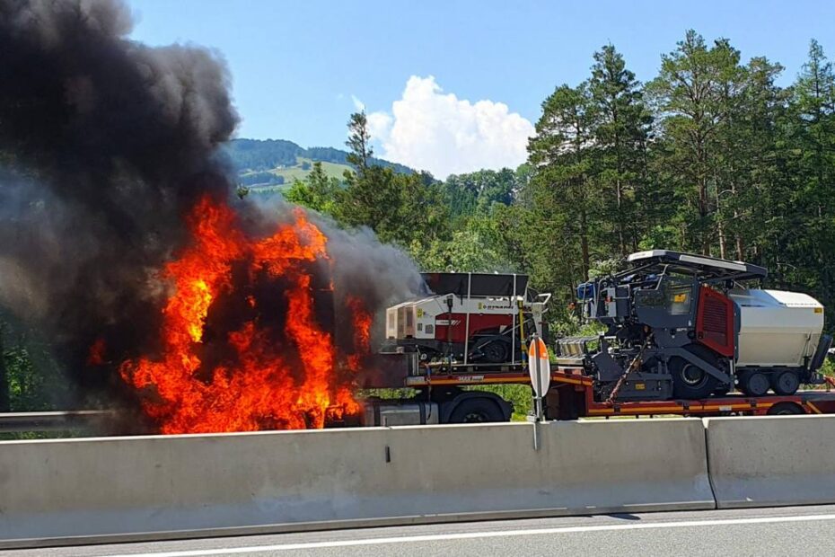 Șofer român cu camionul în flăcări pe autostradă în Austria