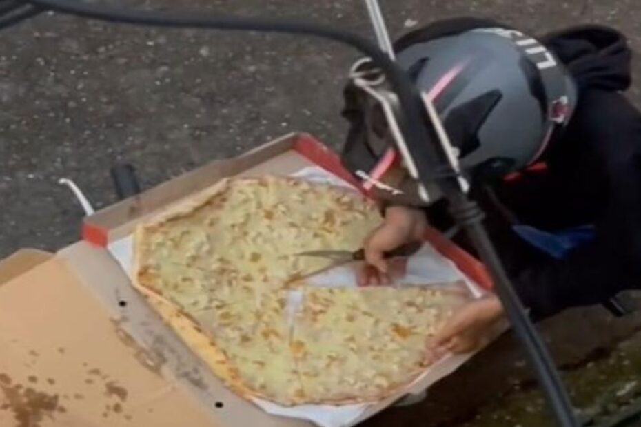 Livratorul îți mănâncă din pizza