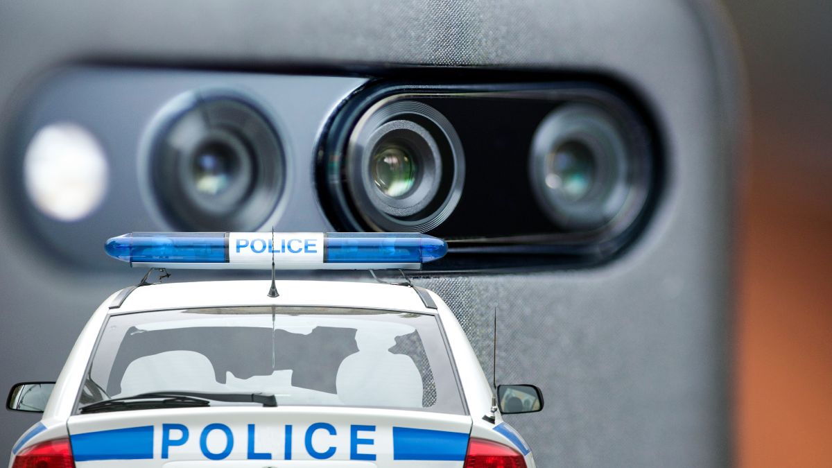 Poliția franceză te spionează prin telefon - Parlamentarii francezi au aprobat un proiect de lege care acordă poliției puterea de a spiona suspecții