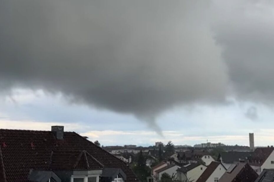 Tornadă în Bavaria - Un spectacol natural devastator a avut loc în Bavaria.