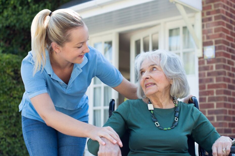 Crește salariul minim în îngrijirea bătrânilor