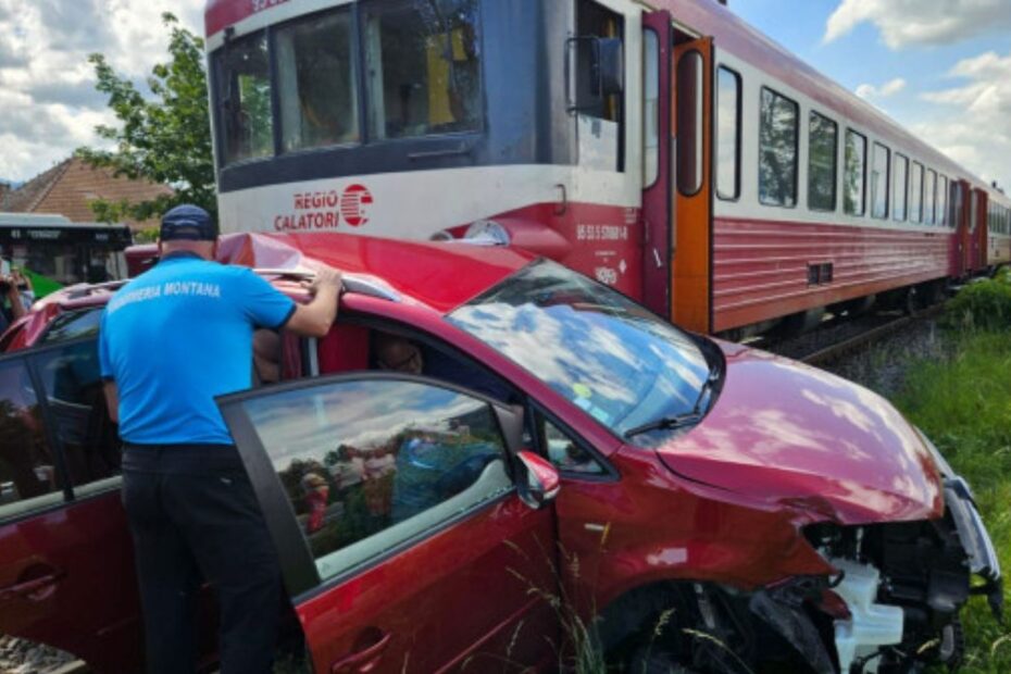 Mașina românilor din străinătate, lovită de tren în Brașov