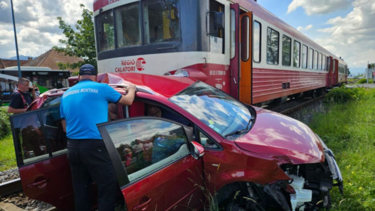 Mașina românilor din străinătate, lovită de tren în Brașov