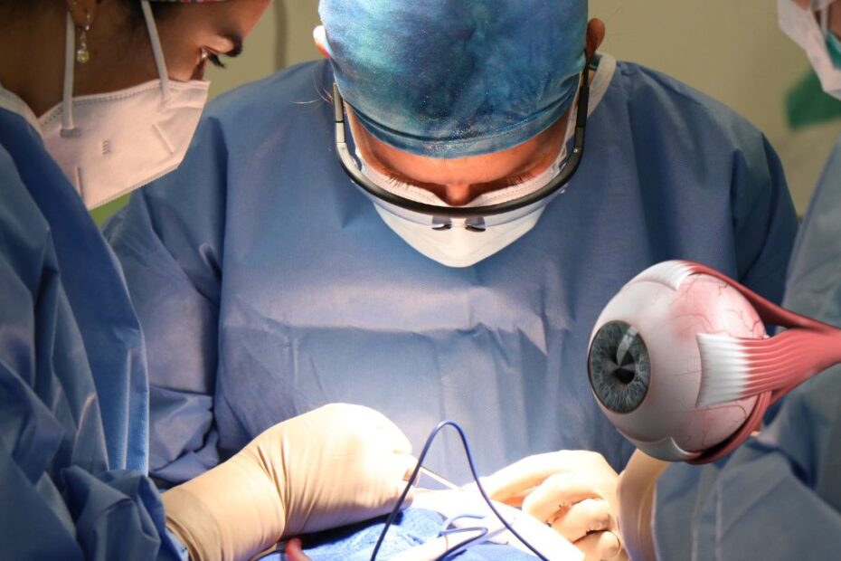A fost realizat primul transplant de ochi complet