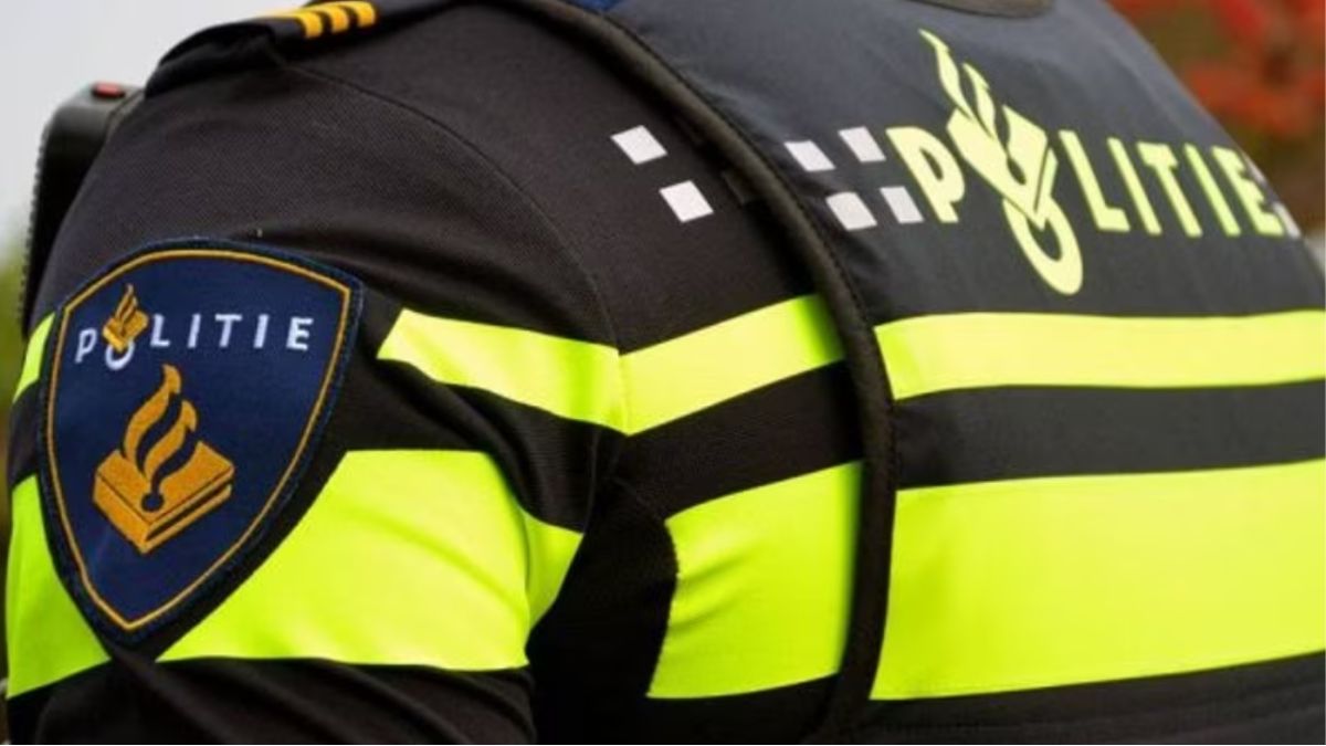 Doi români s-au îmbrăcat în uniforme reale ale poliției și au dat amenzi în Olanda
