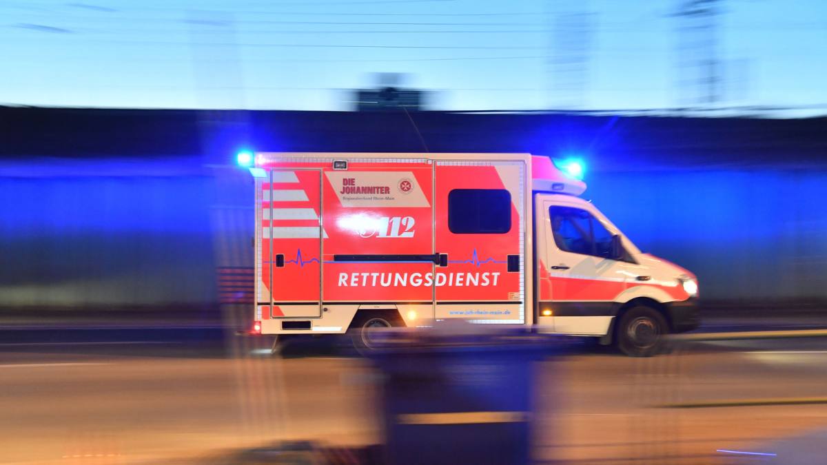 O ambulanță a pierdut roată în mers