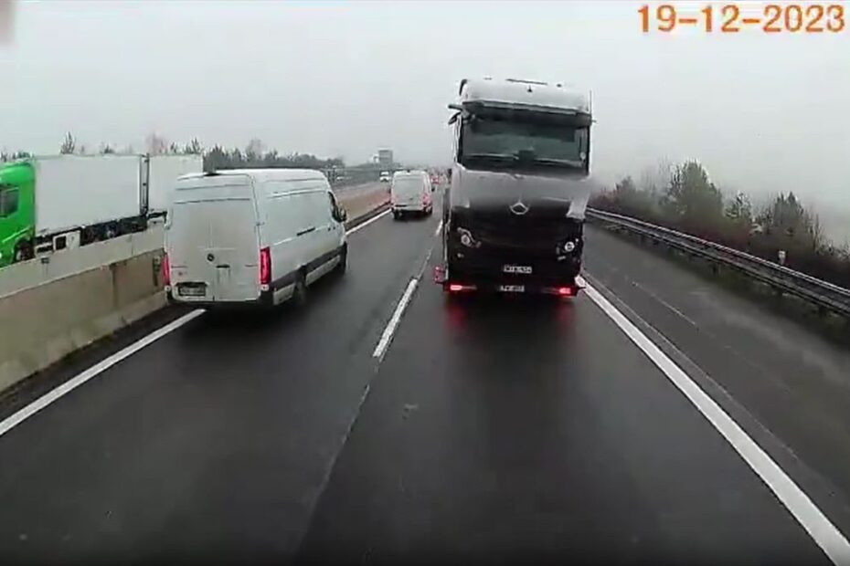 Camion cu remorcă scăpat de sub control