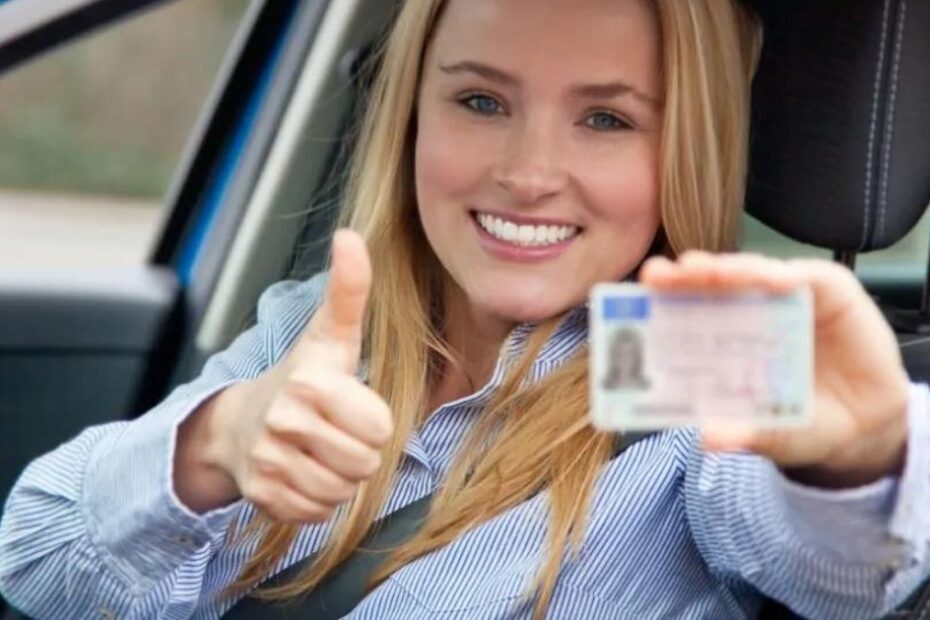 Tânără la volan care arată un permis de conducere, imagine ilustrativă