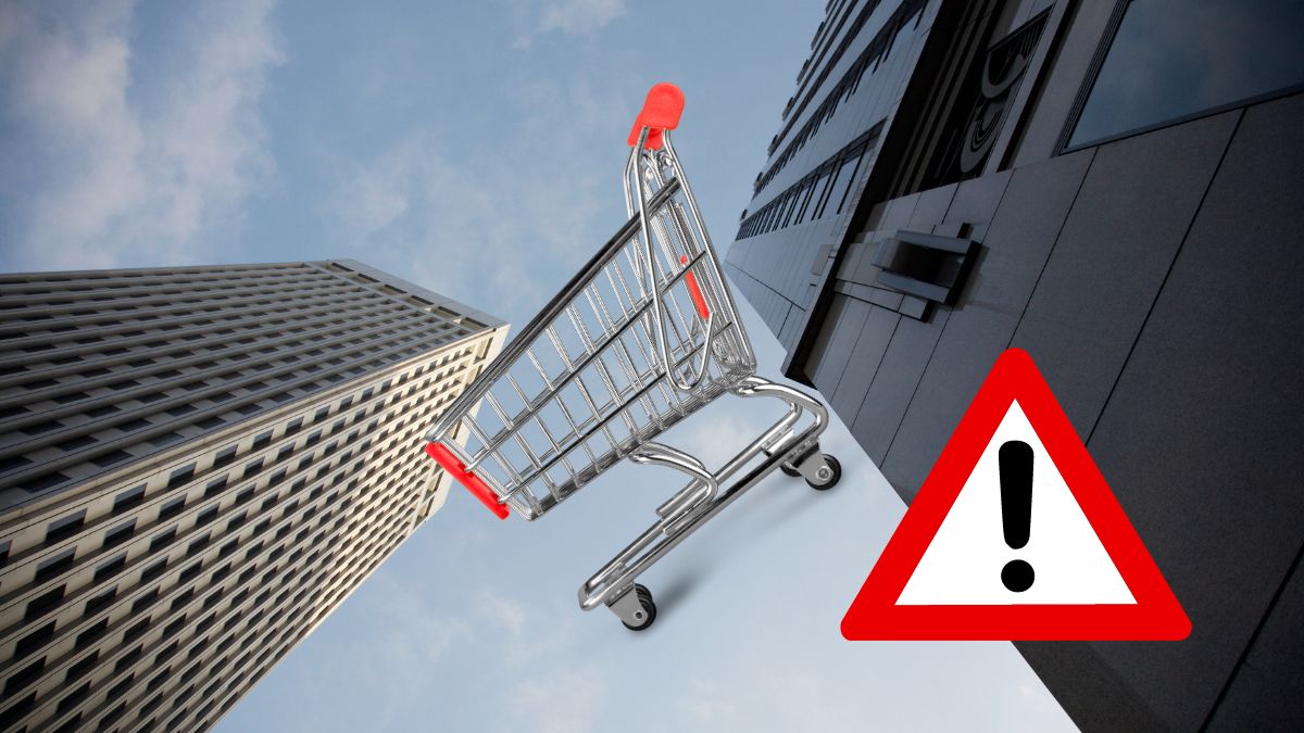 Cărucioare de cumpărături aruncate de la etaj în Germania