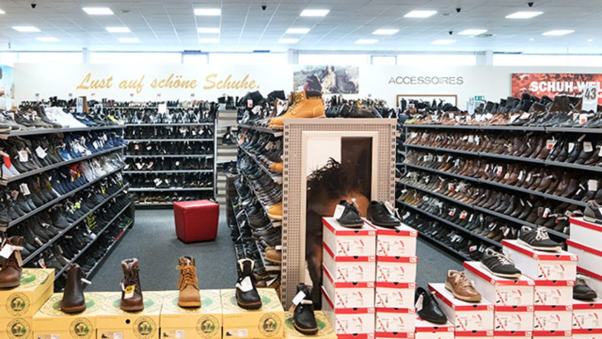 Un cunoscut comerciant de pantofi a fost nevoit să declare faliment