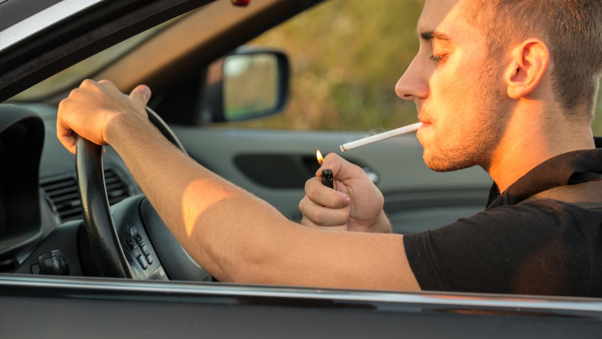Pericolul fumatului la volan