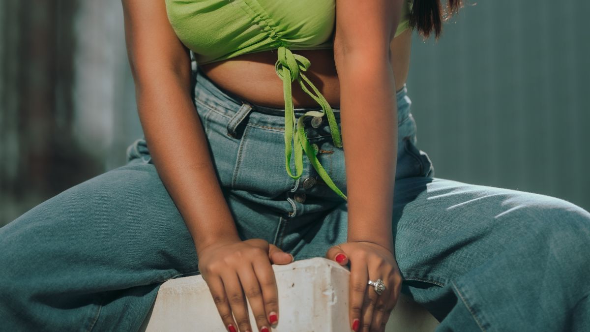 Cum se spală corect blugii. În imagine; femeie îmbrăcată în jeans