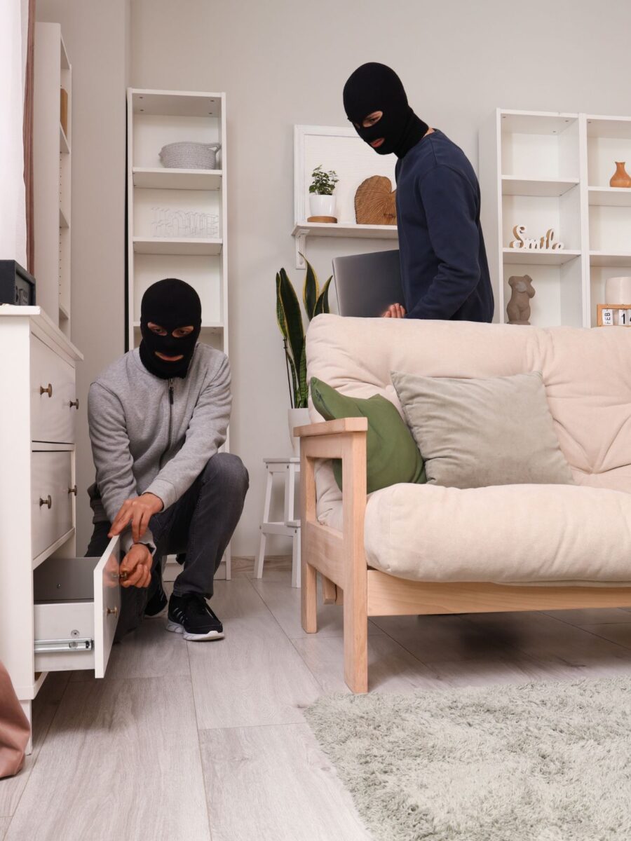 Cum intră hoții în casă