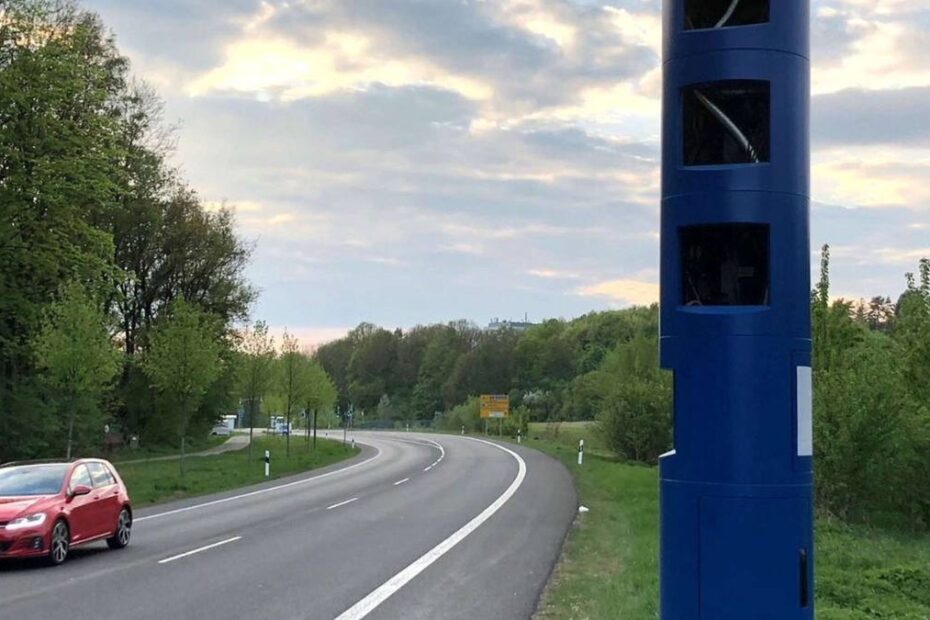 Stâlpi albaștri pe marginea drumului