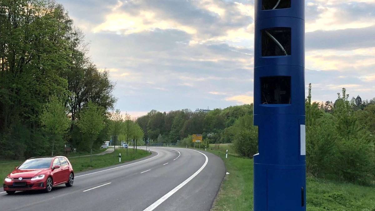 Stâlpi albaștri pe marginea drumului