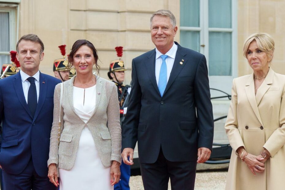 Klaus Iohannis și soția sa Carmen s-au fotografiat cu Macron