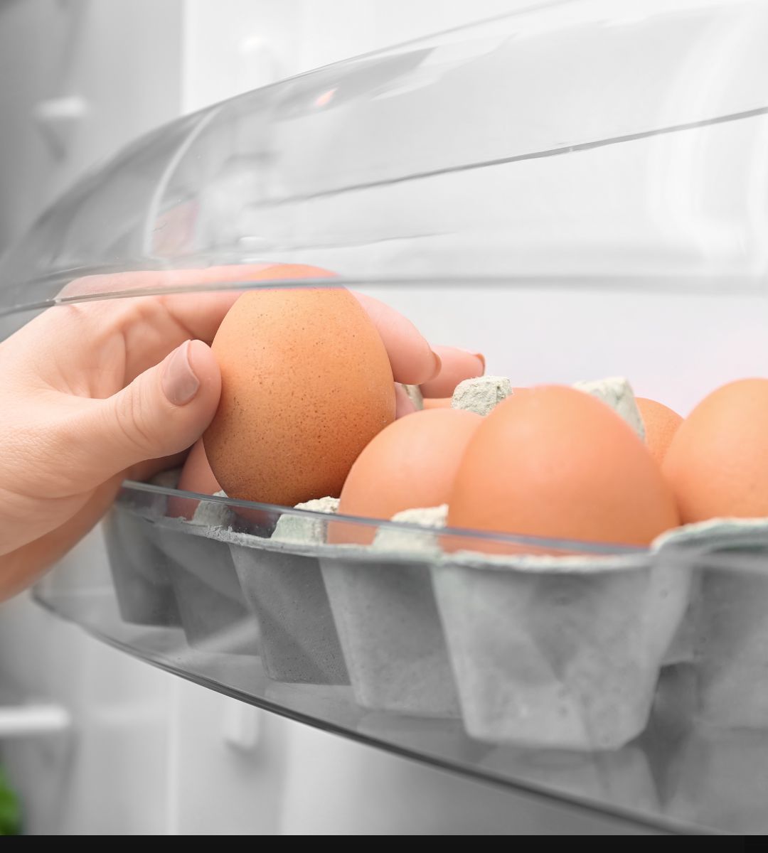 Ouăle în ușa frigiderului: 