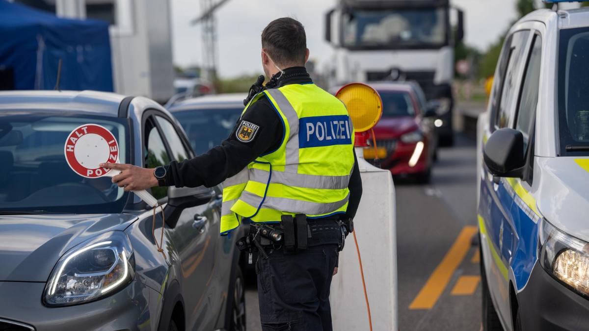 Români depistați cu amenzi neplătite pe A6