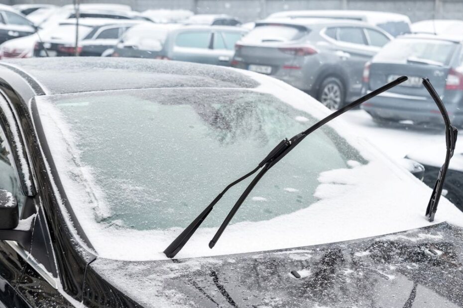 Mașina cu ștergătoarele de parbriz ridicate